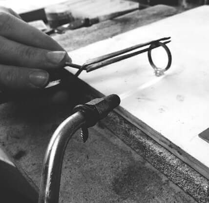 Photo d'une soudure pour une réparation d'une bague solitaire, artisan bijoutier lille.